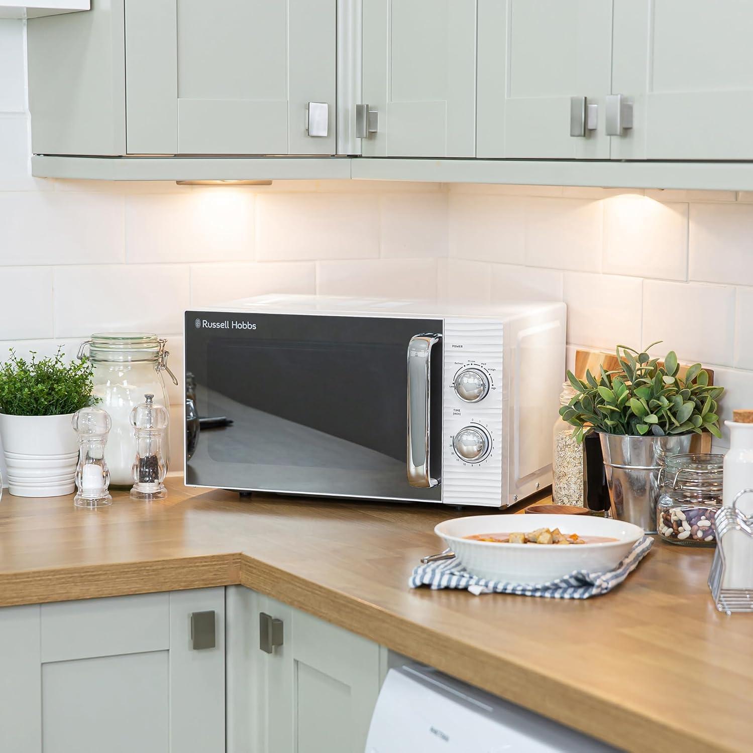 imageRussell Hobbs RHM1731EU Microondes Manuel Solo Inspire de 17L et 700W Blanc avec 5 Niveaux de Puissance Minuterie Fonction Dconglation Facile Nettoyer