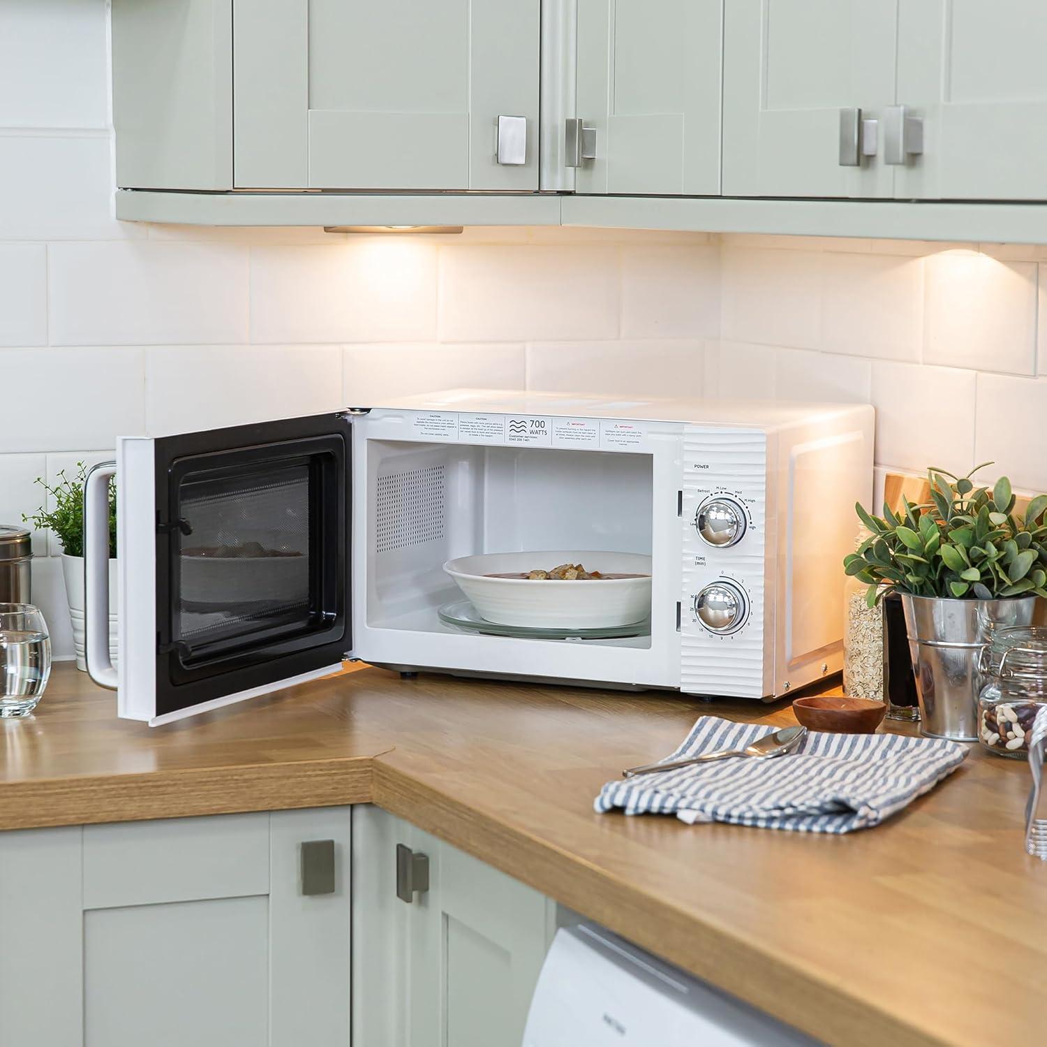 imageRussell Hobbs RHM1731EU Microondes Manuel Solo Inspire de 17L et 700W Blanc avec 5 Niveaux de Puissance Minuterie Fonction Dconglation Facile Nettoyer