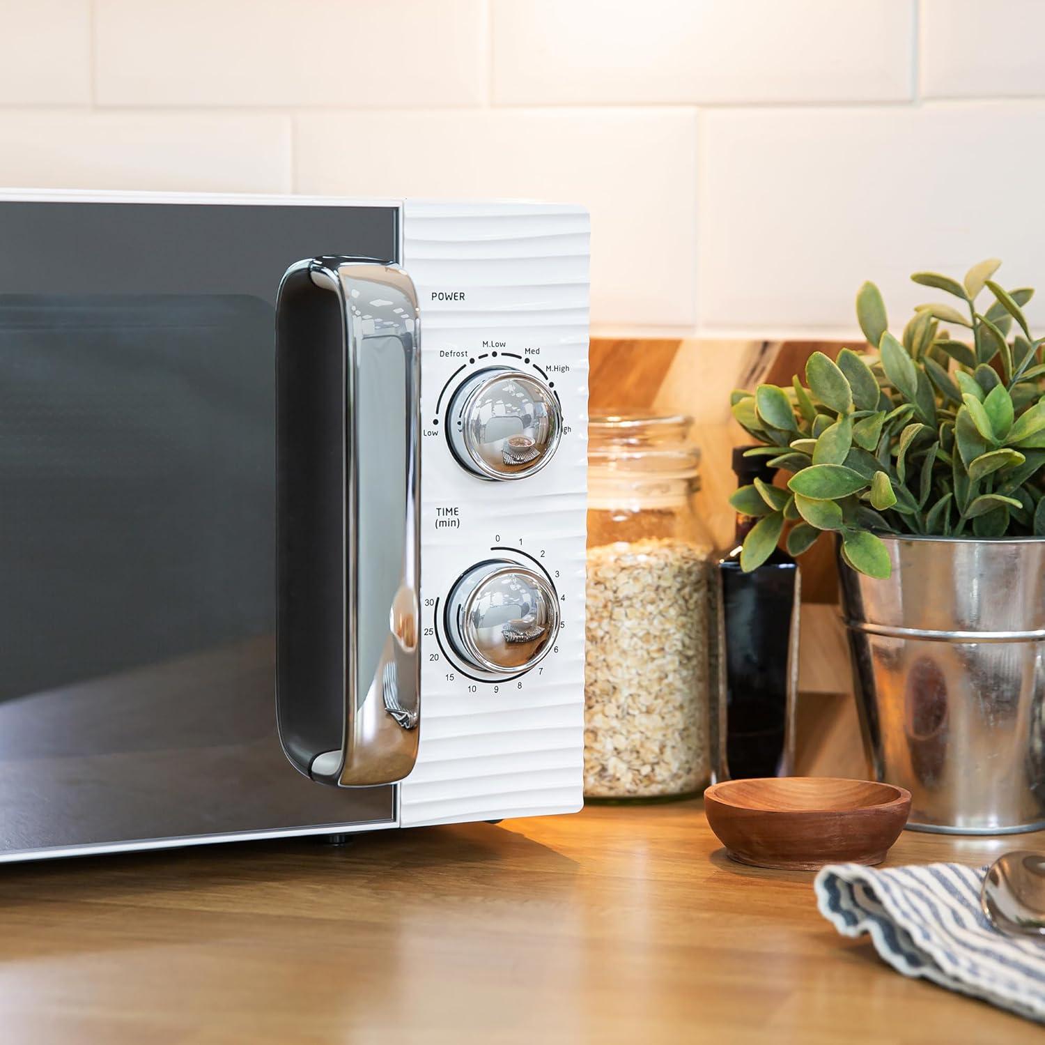 imageRussell Hobbs RHM1731EU Microondes Manuel Solo Inspire de 17L et 700W Blanc avec 5 Niveaux de Puissance Minuterie Fonction Dconglation Facile Nettoyer