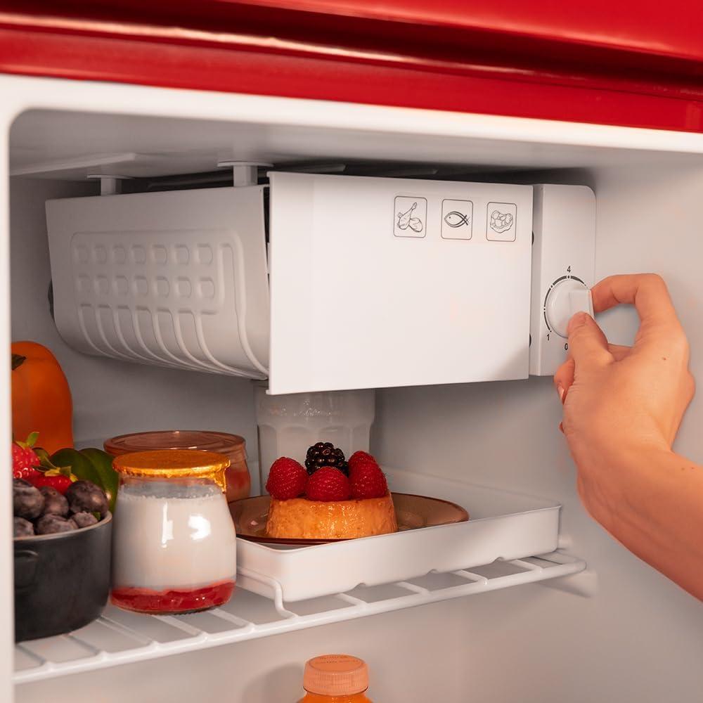 image:imageCecotec Mini Frigo Rfrigrateur Rtro Bolero CoolMarket TT Origin 110 Noir E Mini Frigo Rtro avec une capacit de 110L Classe E Icebox LED intrieur Poigne Chrome Plateaux en VerreRouge