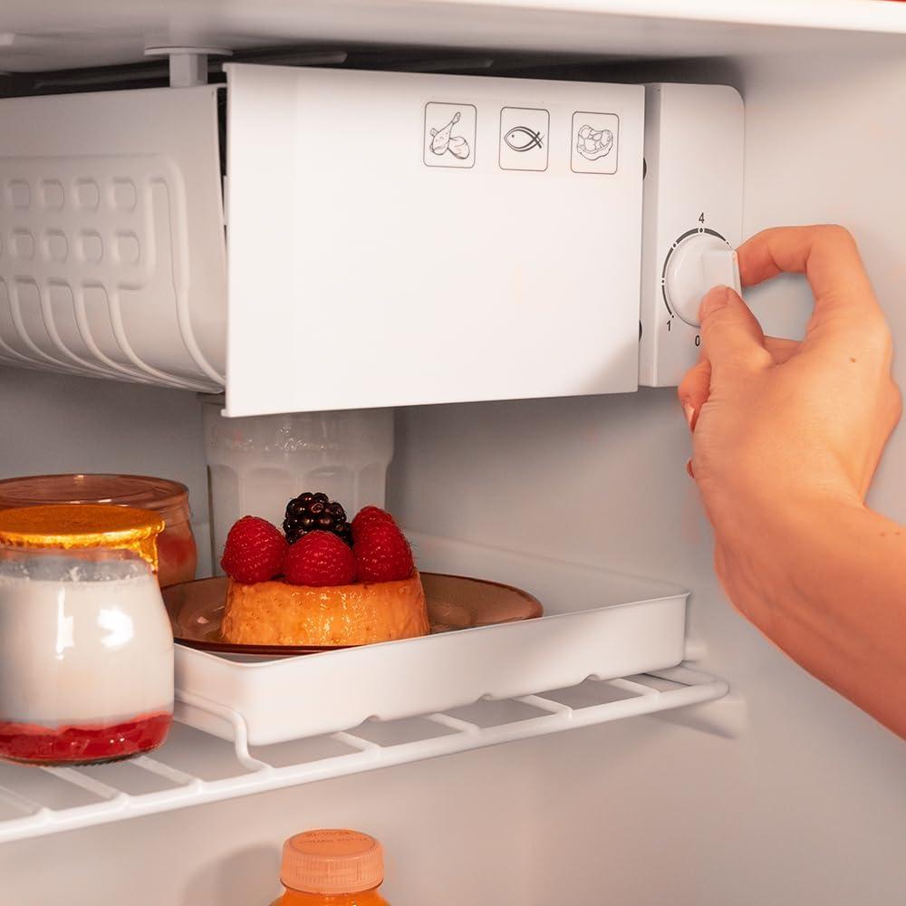 image:imageCecotec Mini Frigo Rfrigrateur Rtro Bolero CoolMarket TT Origin 110 Noir E Mini Frigo Rtro avec une capacit de 110L Classe E Icebox LED intrieur Poigne Chrome Plateaux en VerreBeige