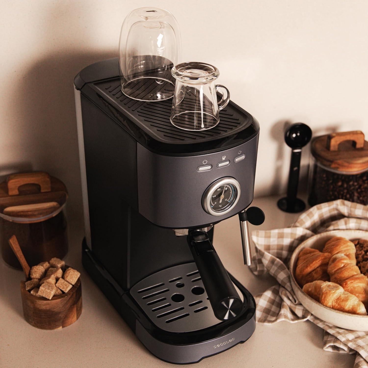 image:imageCecotec Cafetire espresso compacte Power Espresso 20 Retro Green 1100 W 20 Bars Systme Thermoblock Buse orientable Portefiltre avec double sortie et 2 filtres 125 litreAcier